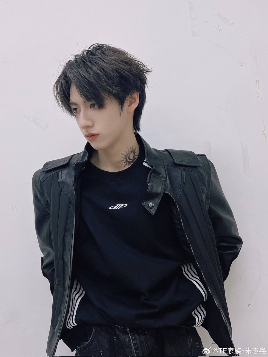 mnhuwn1's tweet photo. @denglujihua 🟡【中国の超人気スーパー練習生朱志鑫のこと知っていますか？】🔵TF家族3代目のTOP👑実力も顔も全方位で断突のトップ！💛唯一のセンター💙是非調べてみてください！ https://t.co/xorFRscuTT