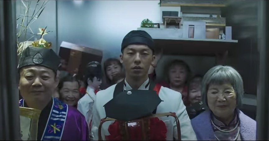 goshuinchou's tweet photo. 「僕と幽霊が家族になった件」という台湾映画見ました。

Twitterで時々バズる、台湾で赤い紙を拾うと死者と結婚させられるという冥婚の風習を題材に、男性刑事が赤い紙拾ったら死者も男性で同性冥婚してしまいその結婚相手の幽霊と共に事件を捜査していくというコメディサスペンス。Netflixで見れます https://t.co/BcPRqPfj9Y