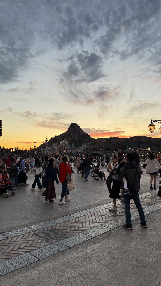 こちらは東京ディズニーシーです。千葉県浦安市にあるディズニーシーですが、現在7つのテーマポートがありそれぞれきちんとした舞台が決まっています。それらにあった街の雰囲気があります。そのテーマポート限定のグルメやグッズも販売されているのが特徴でいつ行っても飽きることはありません。