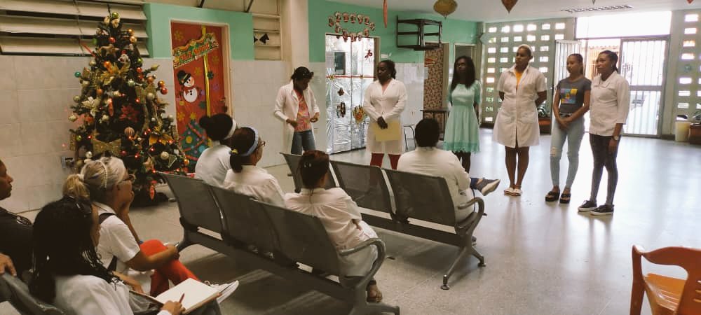 <a href="/AsicLinoMaradei/">ASIC Lino Maradei</a> Los médicos cubanos no solo ayudan  a sanar físicamente, también espiritualmente dándoles ánimo a sus pacientes para seguir adelante.
<a href="/Murezuy/">LV juan</a>
#CubaPorLaVida🇨🇺
#CubaCoopera 
<a href="/Adela87793657/">@Adela</a> 
<a href="/Cubacooperabol2/">Brigada Médica 🇨🇺 Bolívar🇻🇪</a> 
<a href="/yilianpg96/">Yilian Perez</a> 
<a href="/DiazCanelB/">Miguel Díaz-Canel Bermúdez</a> 
@
