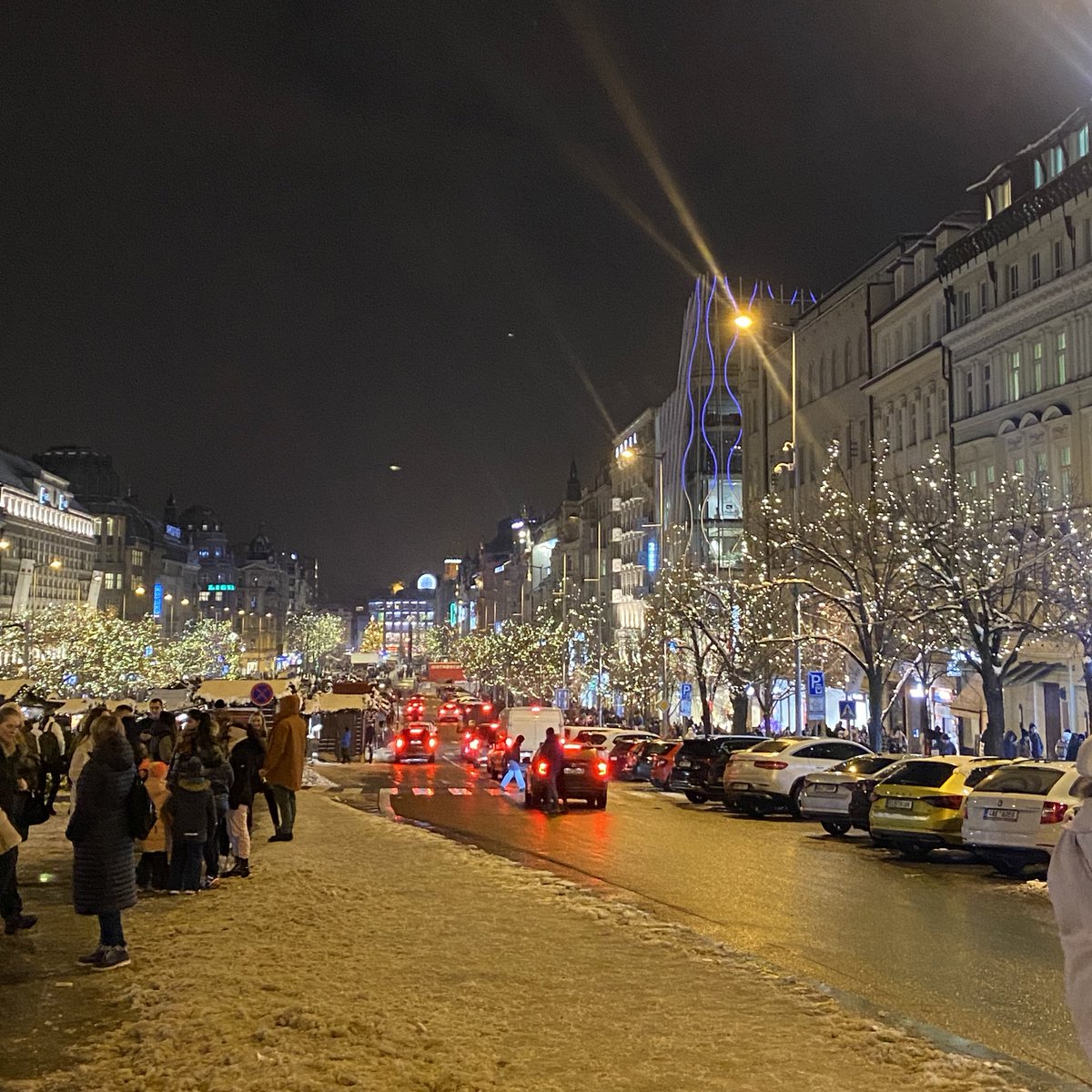 честно говоря я не люблю эту всю подготовку к рождеству и новому году, но кавех каждый год с началом декабря постоянно покупает новый декор в дом и сам украшает, если б его не было в моей жизни то кажется я даже елку бы не ставил. а ты как к этому относишься?