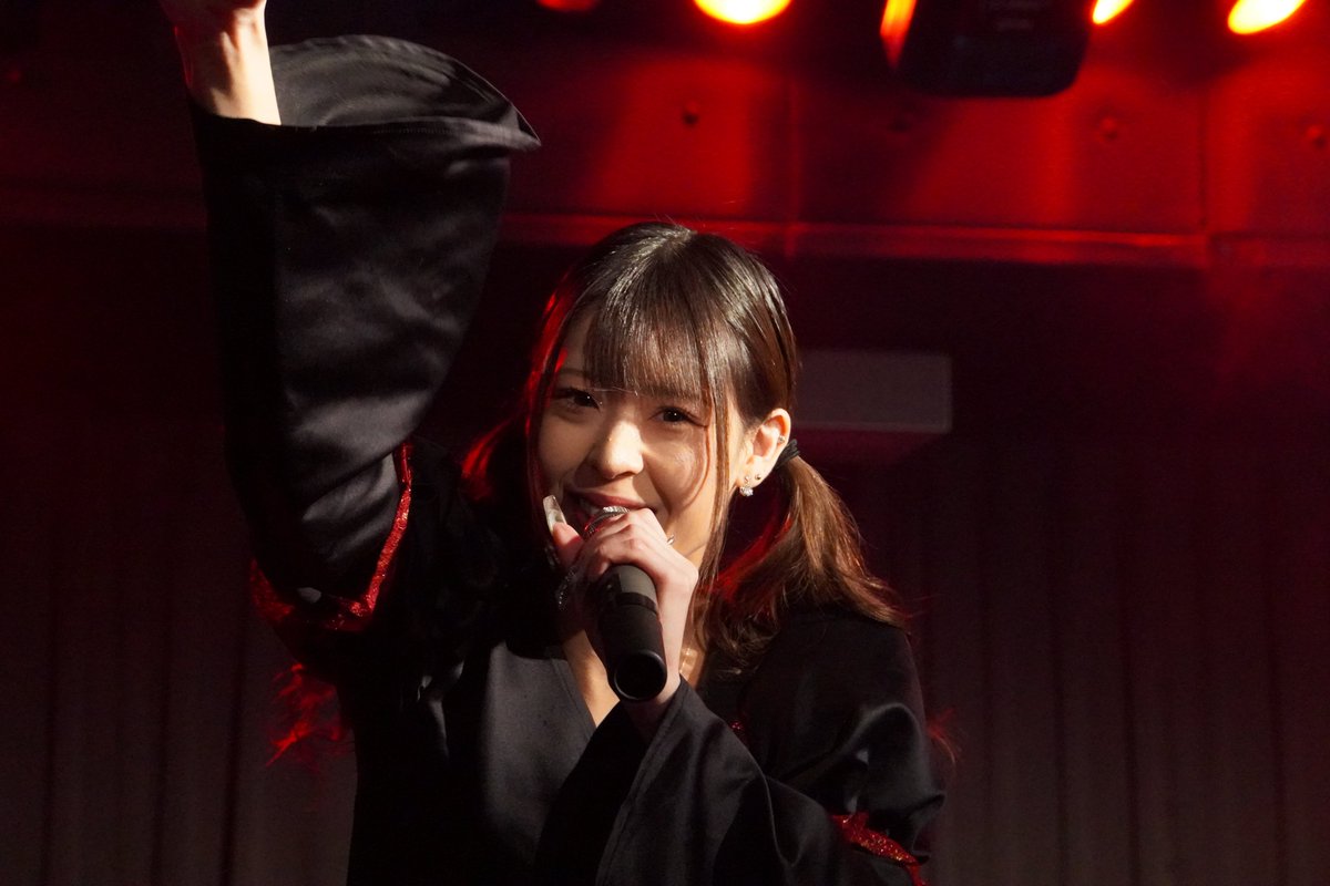 y_totsuka's tweet image. 渋谷VIDENT「イタダキ サテライトstage vol.29 」
#Mesia の
黒髪ストレートが綺麗な #黒咲りの さんと
スタイル綺麗な #佐倉みゆう さん。
こう見えてロックですからね！
ヘドバンもあります。カッコイイ！