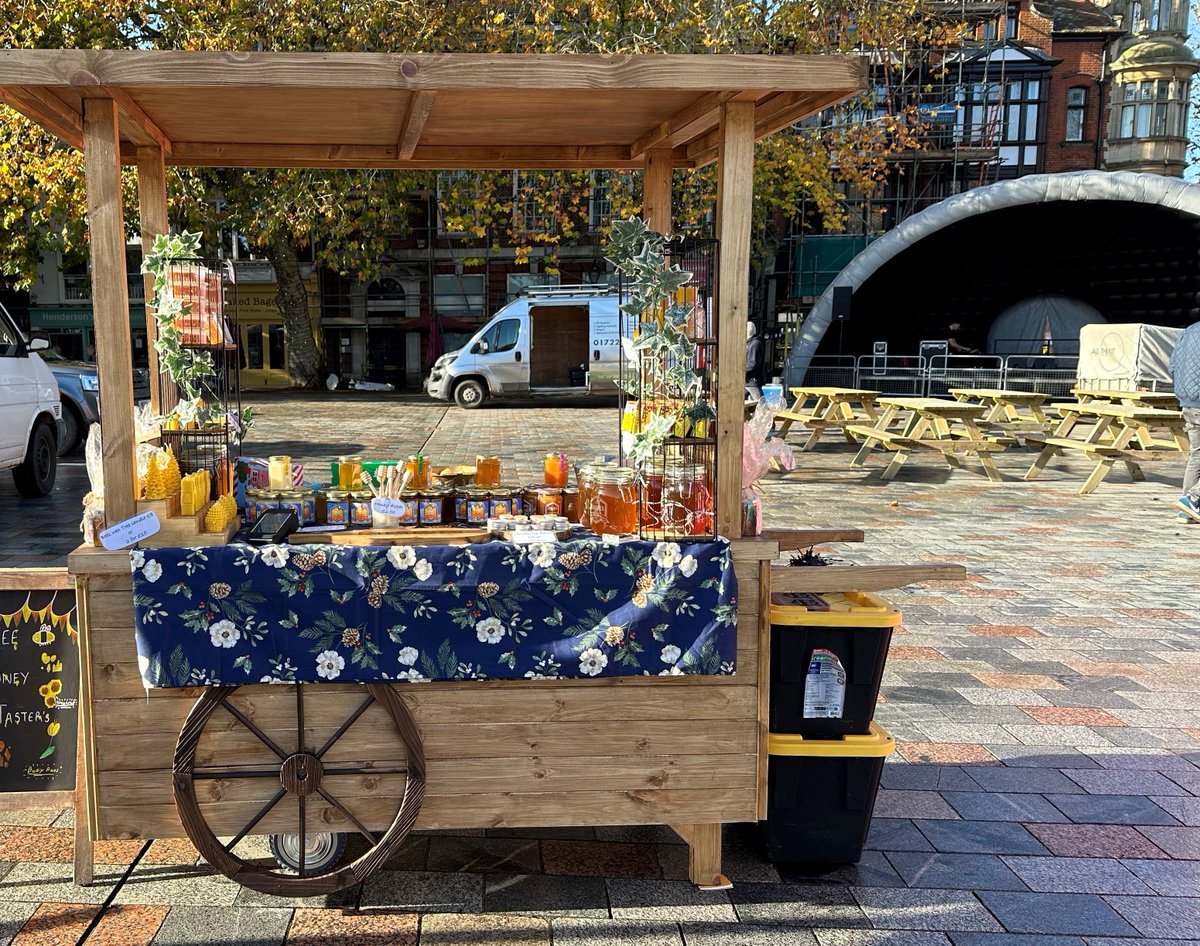 SalisburyCC's tweet image. Are you a trader and looking for business during this festive period?
There's still time to apply as a barrow trader and sell in the area of Salisbury Market Place and Guildhall Square. Dates are available until 24 December. 
Click here to apply 👉 salisburycitycouncil.gov.uk/our-city/apply…