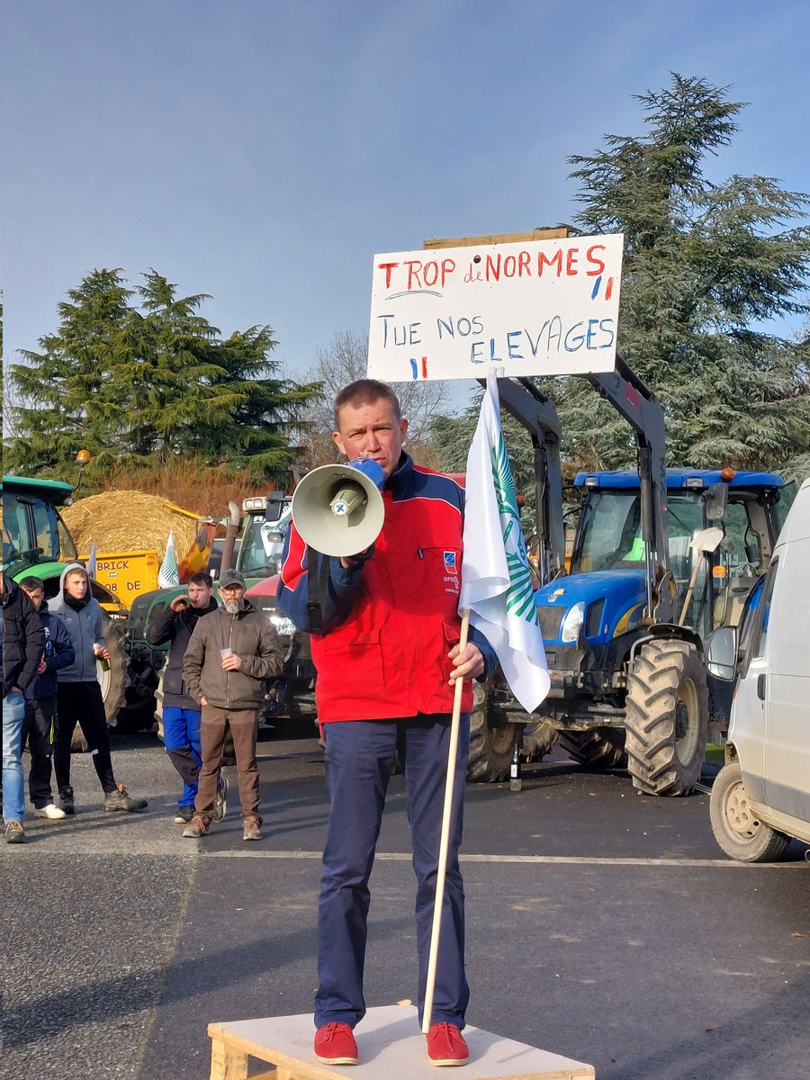 Action @FDSEA35 @JeunesAgri35 devant @regionbretagne. 200 agri mobilisés 100 tracteurs. #onmarchesurlatete