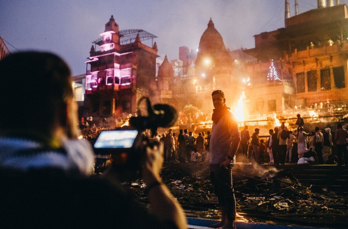 Zum Sterben nach Varanasi - das ist das Ziel gläubiger Hindus. Fernsehkorrespondent <a href="/OliverMayer_ARD/">Oliver Mayer</a> dreht für eine Doku in der Pilgerstadt am heiligen Fluss Ganges. Im Podcast erzählt Oli vom Alltag mit dem Tod. @Weltspiegel_ARD ardaudiothek.de/episode/die-ko…