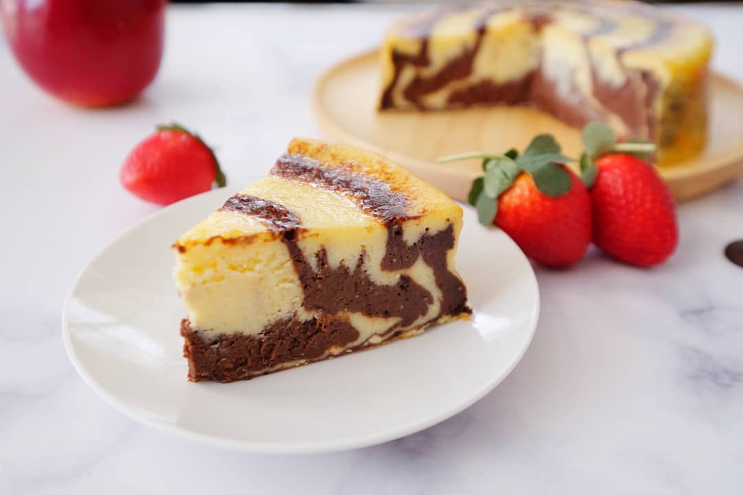 neswellofficial's tweet photo. ✨CHOCO MARBLE TOFU CHEESE CHEESECAKE 

115Kcal / PC
✅ ชีสเต้าหู้
✅ โกโก้ไขมันต่ำ
✅ ครีมชีสไขมัน 0% 
✅ กรีกโยเกิร์ต
✅ เวย์โปรตีน
✅ วานิลาเกรด��รีเมี่ยม
✅ ไข่
✅ สารสกัดจากหญ้าหวาน
✅ อิริทริทอล

📍 ราคา 129 บาท https://t.co/F7UyA3tdai