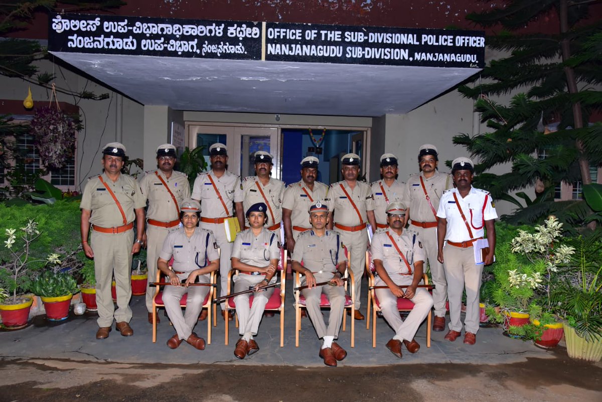 SPmysuru's tweet photo. ದಿನಾಂಕ.05-12-2023 ರಂದು ಮಾನ್ಯ ದಕ್ಷಿಣ ವಲಯ ಪೊಲೀಸ್ ಉಪ ಮಹಾ ನಿರೀಕ್ಷಕರಾದ ಡಾ|| M.B.ಬೋರಲಿಂಗಯ್ಯ ಐಪಿಎಸ್ ರವರು ನಂಜನಗೂಡು ಉಪವಿಭಾಗ ಕಛೇರಿಯ ಪರಿವೀಕ್ಷಣೆ ನಡೆಸಿದರು. #spmysuru ಶ್ರೀಮತಿ. ಸೀಮಾ ಲಾಟ್ಕರ್ ಐಪಿಎಸ್ ರವರು ಹಾಜರಿದ್ದರು. @KarnatakaCops @DgpKarnataka https://t.co/3yUCdG0Cd2