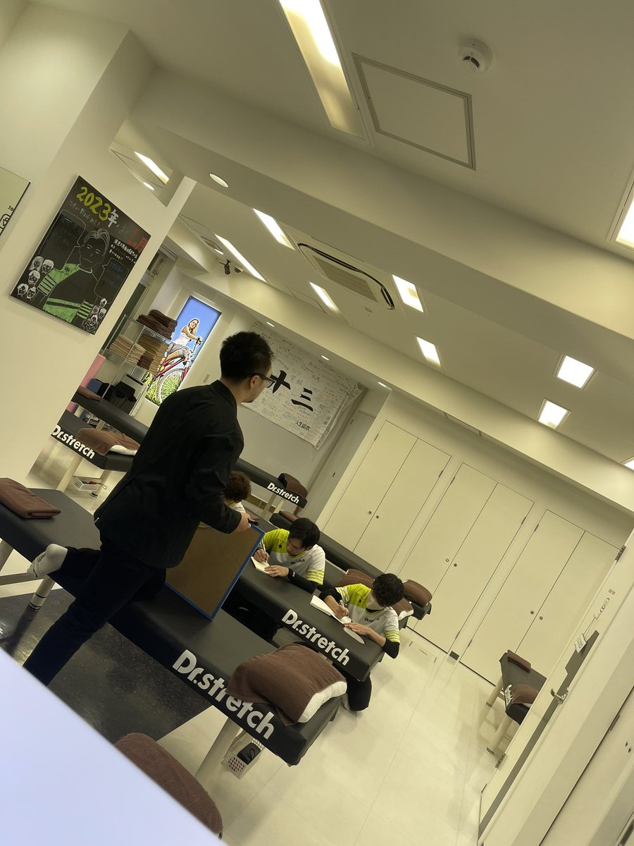 花瀬マネージャーが来てくださり、新人メンバーに習慣の基本の研修中！！🔥
#ドクターストレッチ
#十三店
#習慣