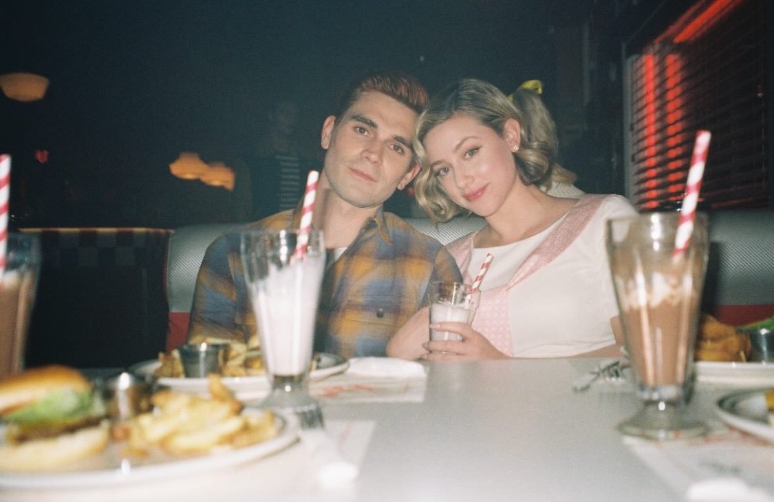 andrewsncooper's tweet photo. BARCHIE QUEEN @lilireinhart? Thank you for giving us another glimpse at Riverdale's most iconic couple. 💞 https://t.co/jFMrfTOeZv