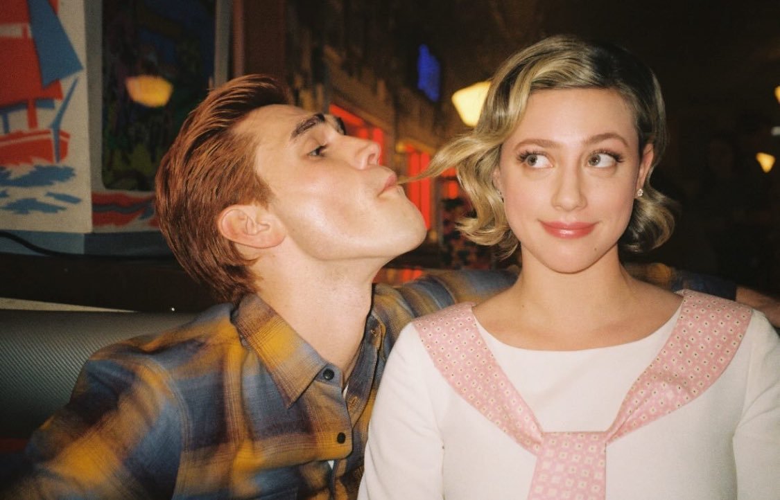 andrewsncooper's tweet photo. BARCHIE QUEEN @lilireinhart? Thank you for giving us another glimpse at Riverdale's most iconic couple. 💞 https://t.co/jFMrfTOeZv
