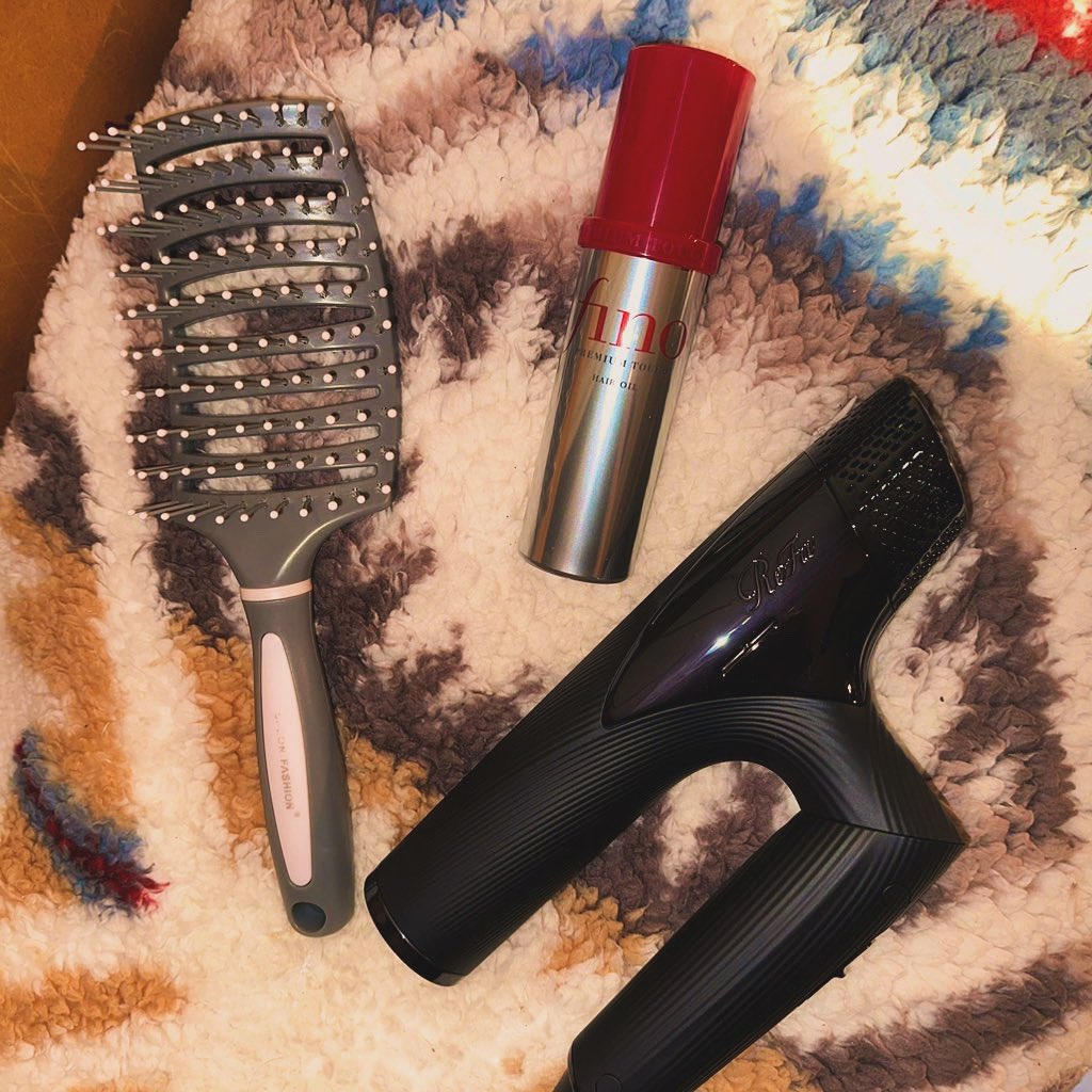 これからの季節アウトバス後のケアはフィーノのヘアオイルが必需品！
ウエットブラシと新品ドライヤーで乾燥とダメージから髪の毛を守るぞっっ
このセットが私のおすすめなのだぁ
＃PR ＃フィーノ #わたし的暗髪ヘアケア3Tips