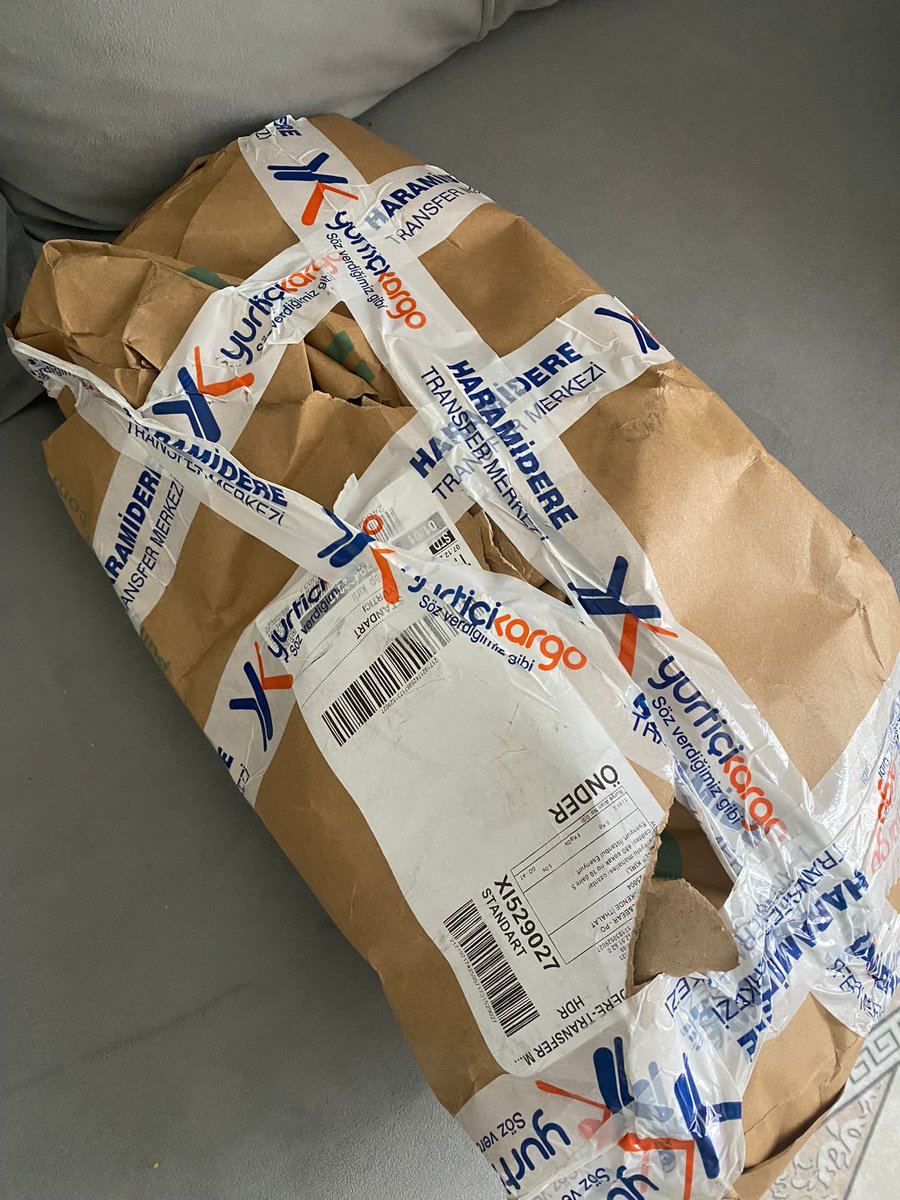 paynapple's tweet photo. @YurticiDestek  merhaba bugün pullandbeardan aldığım kargom geldı fakat kargo açılmış haldeydı baya paketlı gelen kargo ağız kısmından yırtılmış sonra üstün körü bantlanmıstı. Bunu nasıl açıklayacaksınız. https://t.co/g5woOhHlkx
