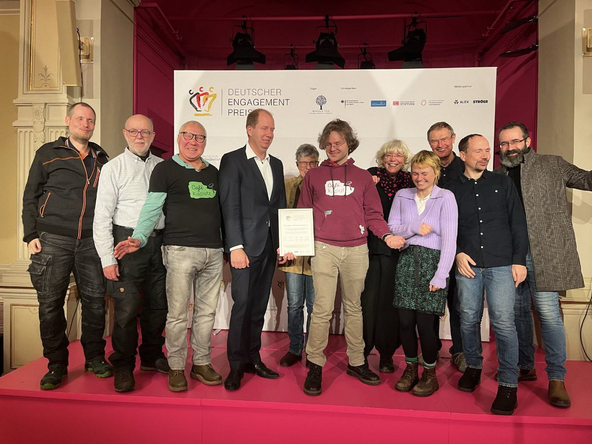 Das Leipziger 'Café kaputt' erhielt gestern in Berlin den dt. Engagementpreis. Das Café unter der Leitung des Vereins 'leben.lernen.leipzig' ist auch ein Ort der Umweltbildung. 
Unseren ❤️ Glückwunsch auch an unsere beiden Omas, die Teil des Teams sind! 🥰
mdr.de/nachrichten/sa…