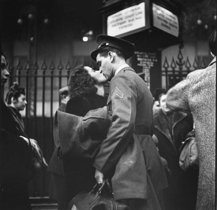literlandweb1's tweet photo. "Lo admirable es que el hombre siga luchando y creando belleza en medio de un mundo bárbaro y hostil".
Ernesto Sabato
📷Bert Hardy https://t.co/jl8YvguJmI