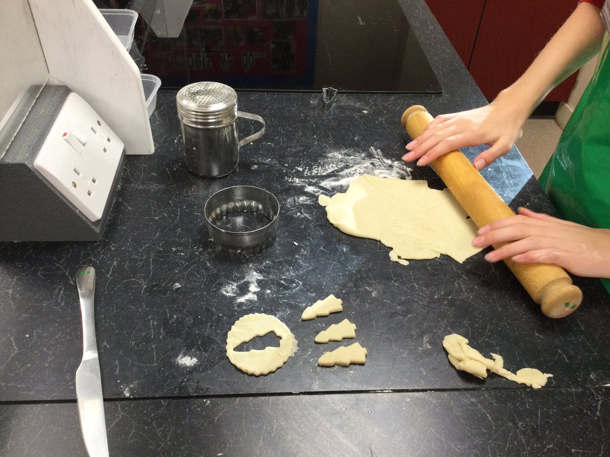 #piperyear8 first experience of working with pastry….what a lovely first one - mince pies! @PipersSenior