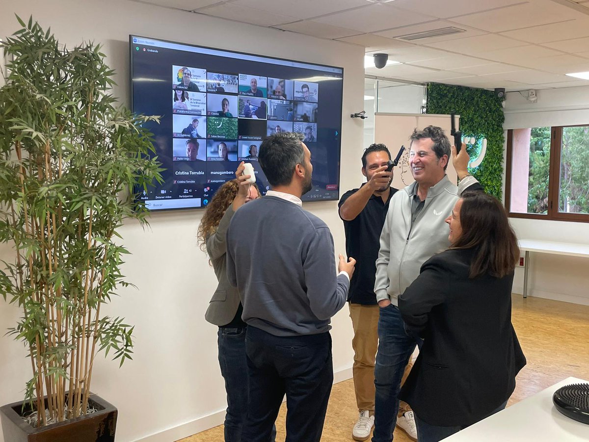 NeurodiversoPT's tweet photo. EVENTO DE FORMACION/DIFUSION EN CASH CONVERTERS 👏Gracias al equipo @CashConvertersE por la maravillosa acogida en la semana de la neurodiversidad donde hemos podido hacer propuestas para la mejora de la asistencia en las familias con neurodiversidad a sus establecimientos👇 https://t.co/ko96nfEBMH