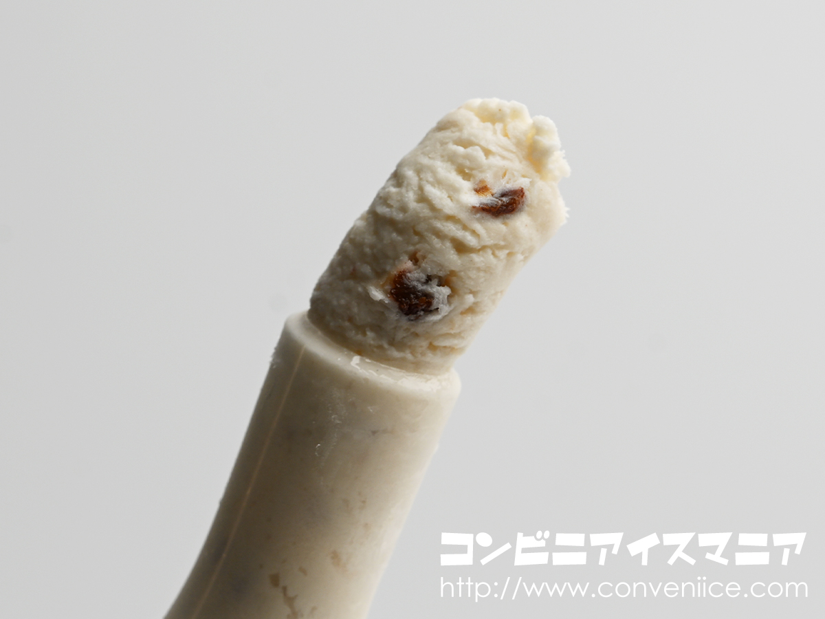 icemania's tweet photo. 冬パピコ（レーズン＆バター）うま過ぎるー!!!😭

乳成分を多く配合したアイスミルクグレードの濃厚な味わいです。コク深いバター風味のクリームと糖蜜漬けのレーズンの組み合わせは、まさに「神レベル」のおいしさ✨ これまでぼくらが知っていたパピコではありません...（震）。見つけたらお見逃しなく！

グリコ『パピコ 濃密仕立て レーズン＆バター』
