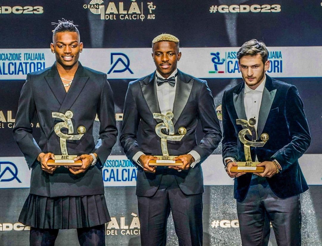 TnTLiveUG's tweet photo. ICYMI:
The @serieA_en officially named its TOTY. Your thoughts.
Maignan (MIL);
Di Lorenzo (NAP), Min-jae (NAP), Bastoni (INT), Theo (MIL);
Lobotka (NAP), Calhanoglu (INT), Barella (INT);
Kvaratskhelia (NAP), Victor Osimhen (NAP), Rafael Leao (MIL).
#SeriATIM #TnTLive https://t.co/FyUbU2peGw
