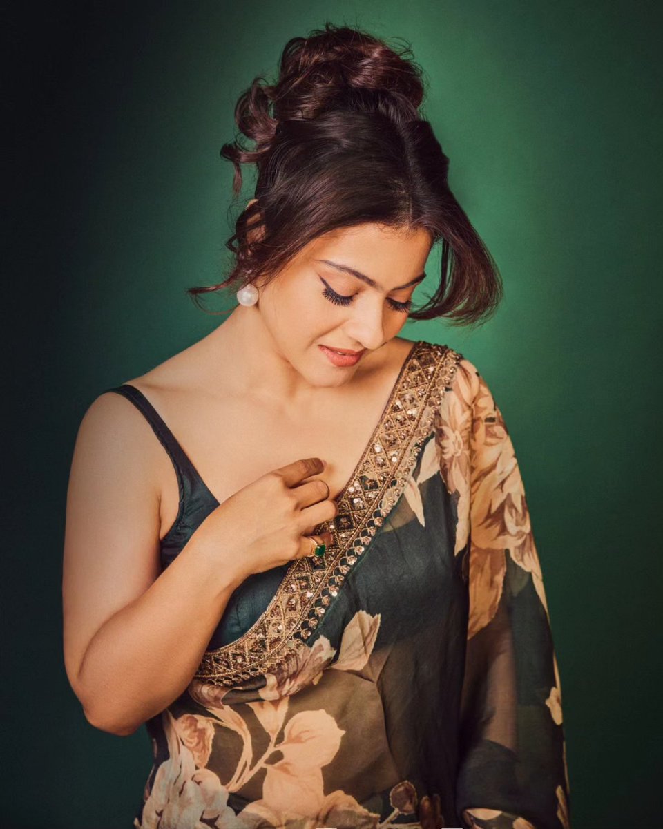 itsKajolD's tweet photo. Unapologetically classic! ✨🖤

#saree #drapes #OOTD https://t.co/ORwRBOoo1a
