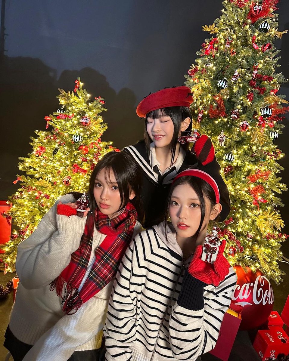 [#Jeanstagram] 231206

🎄
Happy holiday with #CocaCola

#광고 @.CocaCola_Korea
#happyholidays #RealMagic
#christmas #크리스마스 #코카콜라 
#NewJeans #뉴진스 

#버니즈업데이트 #bunniesupdates