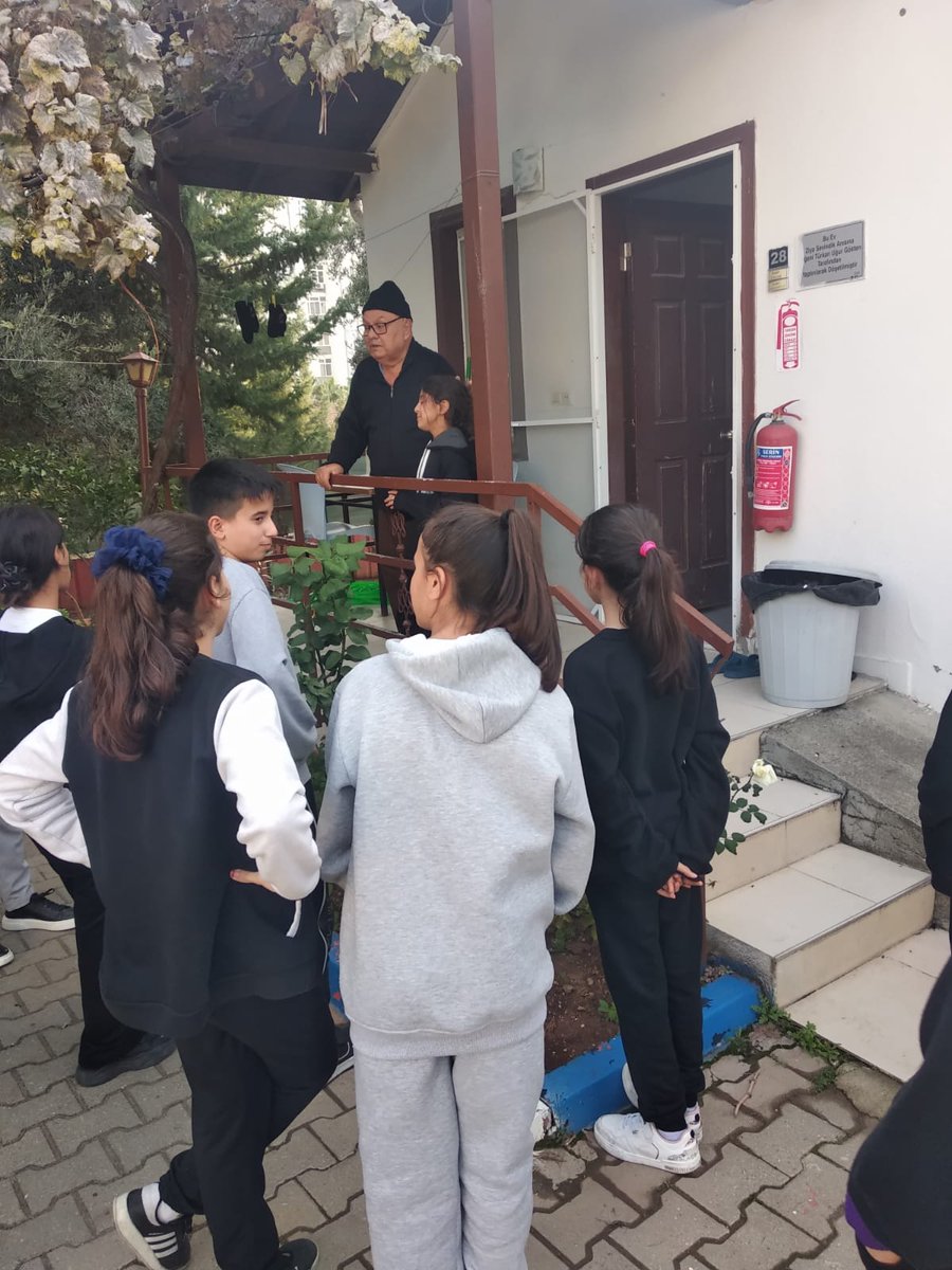 gsb_seyhangm's tweet photo. Çedes projesi kapsamında Şakirpaşa Ümran Ortaokuluyla birlikte Ulu çınarlarımızı ziyaret ettik. Ulu çınarlarımızın hayat tecrübelerini dinleyip, istifade etme şansı bulduk.
#Çedes
#sevgimerhamettimi
#Seyhangm https://t.co/3xAREcOpbC