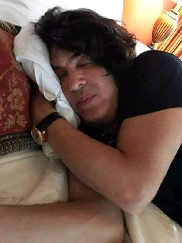 The satisfaction is when my jeans (and they are a slim one) are too big also with the belt 'cause I know my workout is perfect the way it is.

Now I take a shower 'cause there was the sun but 34°F is cold (also for me) and then I go to bed.

Love this Paul's photo. ~☆~