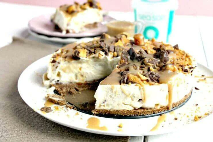 This super easy no bake chocolate honeycomb salted caramel cheesecake is perfect for Christmas!

Get the recipe -> jamandclottedcream.co.uk/2016/10/chocol…