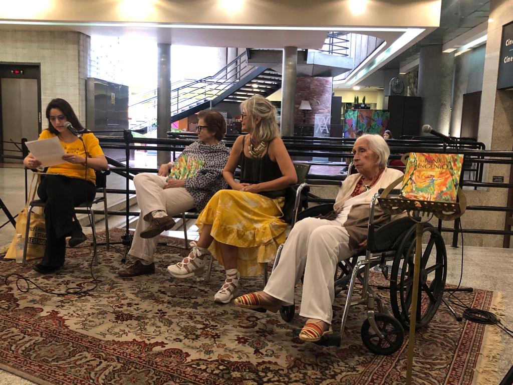 Bautizo " La niña del ingenio" de Georgina Licea. Una mañana en la que se reveló al mundo como una gran narradora 
Gracias a mi adorada <a href="/chelayv/">Chela YáñezVicentini</a> a <a href="/AGOTeatro/">AGO Teatro</a> 
<a href="/elbuscon1/">Librería El Buscón</a> a <a href="/katynahc/">Katyna Henríquez C</a> a Barbara Acevedo y a Mario Becerra 
a Ender Rodríguez y Grupo Tei