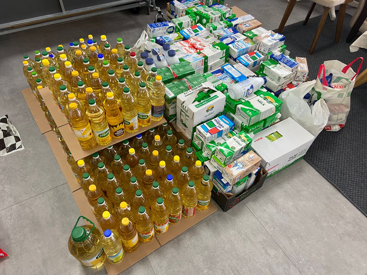 HumanityFirstHR's tweet image. #HumanityFirst se zahvaljuje na vrijednim donacijama:
- OŠ Brezovica: 346 (mlijeko) &amp;amp; 177 (ulje)
- OŠ Soblinec: 39 (slanutak) &amp;amp; 41 (Vegete)
- OŠ Horvati: 28  (tjestenine) &amp;amp; 24 (čaj)
- OŠ Kašina: 118 (čokolada) &amp;amp; 116 (šećer)
Hvala
Pakete ćemo do kraja godine podijeliti potrebitima