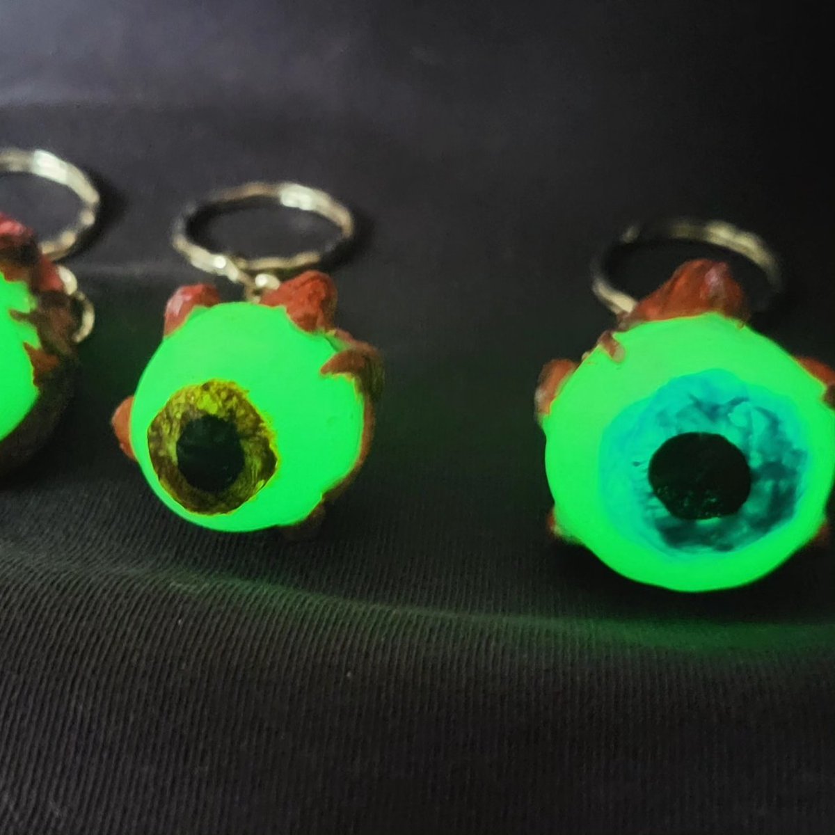 claycuriosities's tweet photo. If mushrooms aren't your thing and you prefer something a bit more macabre. Then these glow in the dark eyeballs are perfect for you! Available on my etsy https://t.co/3IUAsK9leZ 

#polymerclay #keychain #etsyshop #macabre #handmadegift https://t.co/zHSWDlf4gM