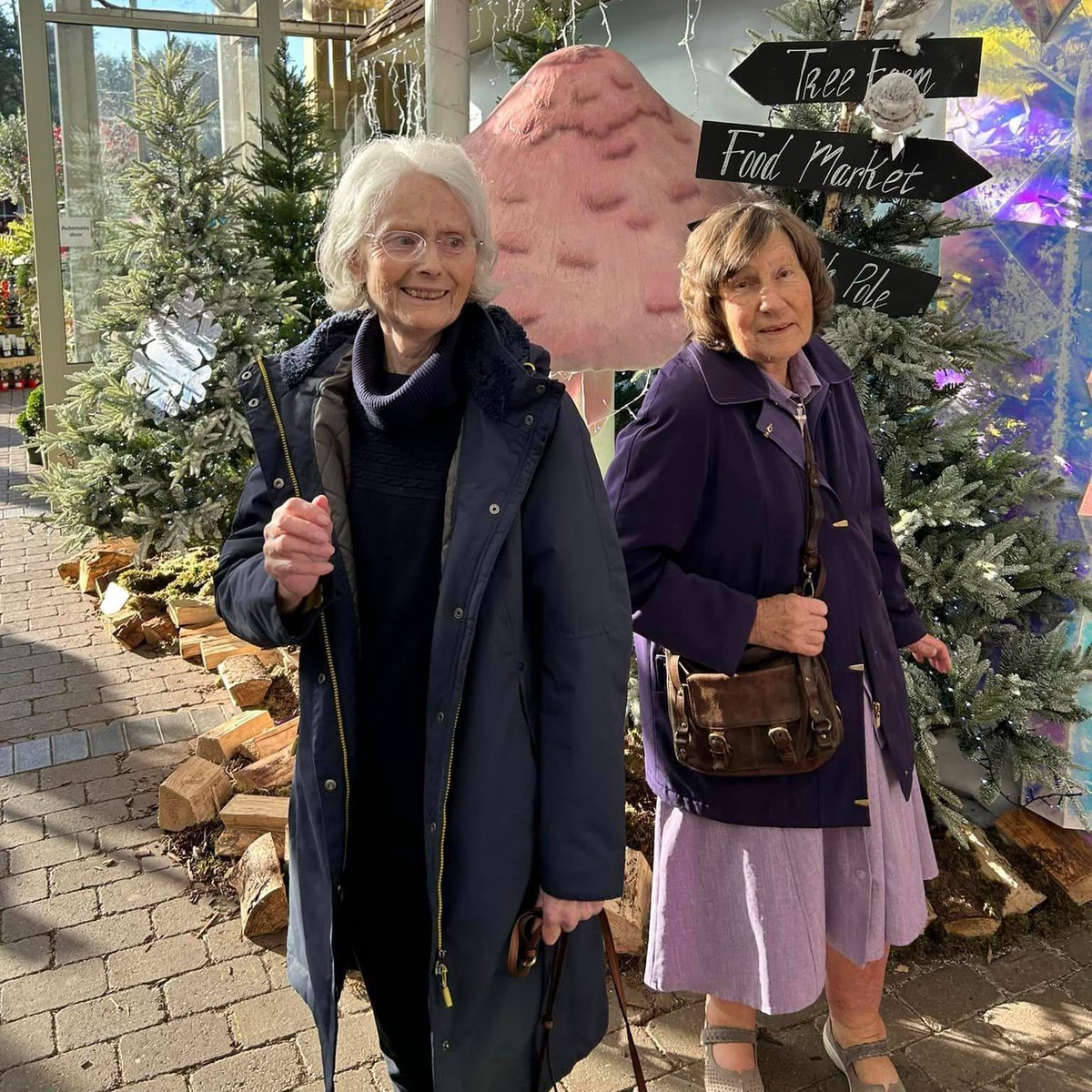 bandmcare's tweet photo. Residents from Willowthorpe Care Home indulged in a delightful bout of retail therapy this week. The group explored the town, trying on clothes and treating themselves to a cozy coffee and cake session. ☕️🛍️

 #BMCare #Wellbeing #stansteadabbots https://t.co/tLnS4z8nRX