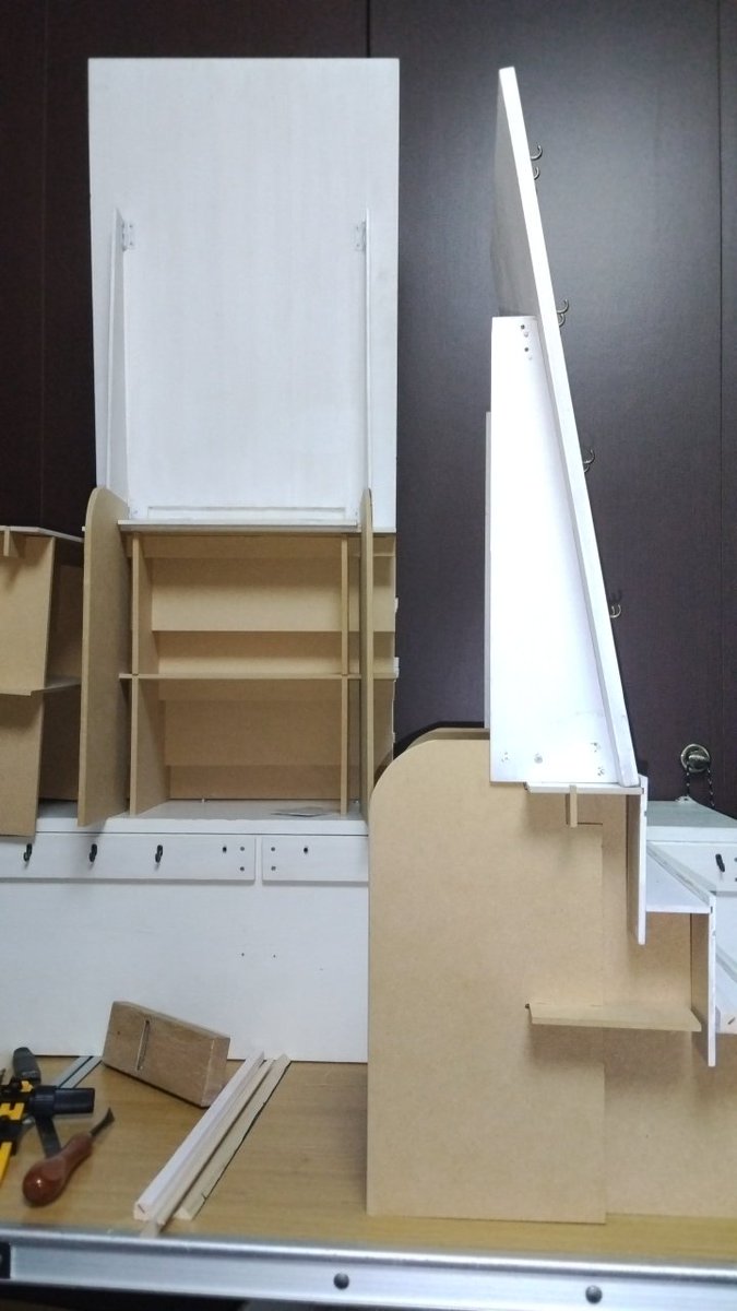 AzureToki's tweet photo. 冬コミに向けて新しい什器を製作中(*´ω｀*)雛壇の上にボードをたてて連結してます。MDFボードを加工するの粉だらけになりますね(°▽°) #AzureToki #C103 https://t.co/IVu8BvLFzV