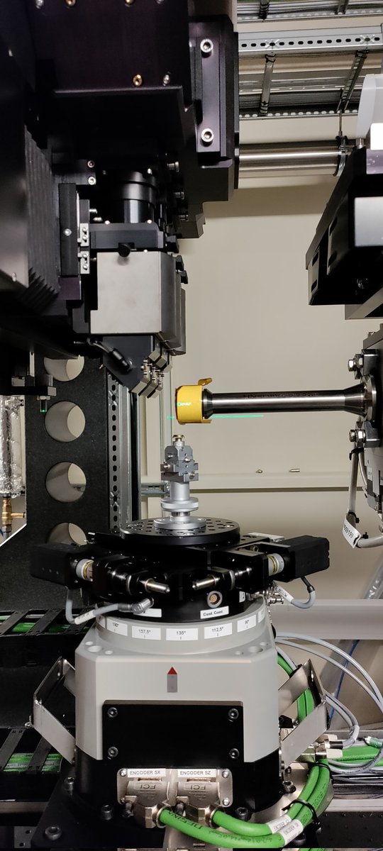 Setting up the beamline and mounting samples. Two extremes of technology. <a href="/MAXIVLaboratory/">MAX IV Laboratory</a>  #WomenInSTEM