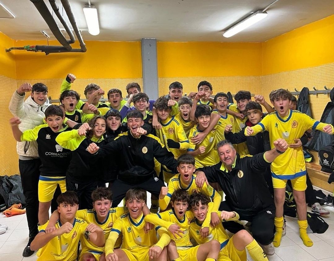 CDCiudadePinto's tweet photo. ¡Luis decide el aplazado!

✅️El Infantil A de @Ivanpachecco se impuso (1-0) al @cdelugofuenla en un partido muy complicado donde se peleó cada balón y logramos una victoria que nos permite seguir segundos.

⚽️Luis

¡Enhorabuena equipo!👏

#mareamarillacdp
#elamarilloestademoda https://t.co/PNpXyENIUw