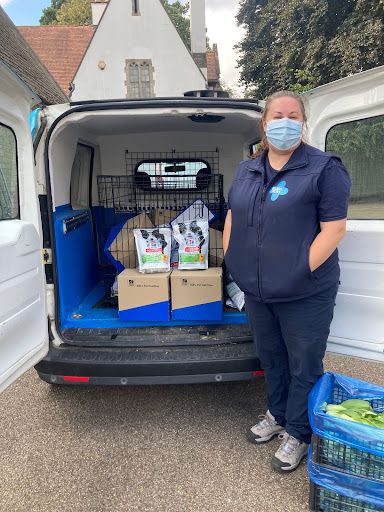 After Sophie contacted #BurfordRehomingCentre asking for pet food donations, Hannah visited the hall with an amazing donation of pet food! They have also committed to regular dog and cat food donations on a bi-weekly basis going forward.