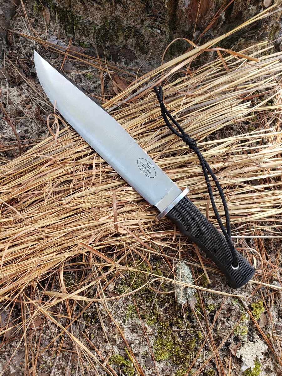 EstelaWildEd's tweet photo. Almost one year into owning this massive Modern Bowie from @fallkniven and I'll say it has not disappointed me in performance. From cutting springy greens to beating it through hardwood, it is a serious working blade. #fallkniven #bowie @BladeHQ https://t.co/R2vSY4ATN2