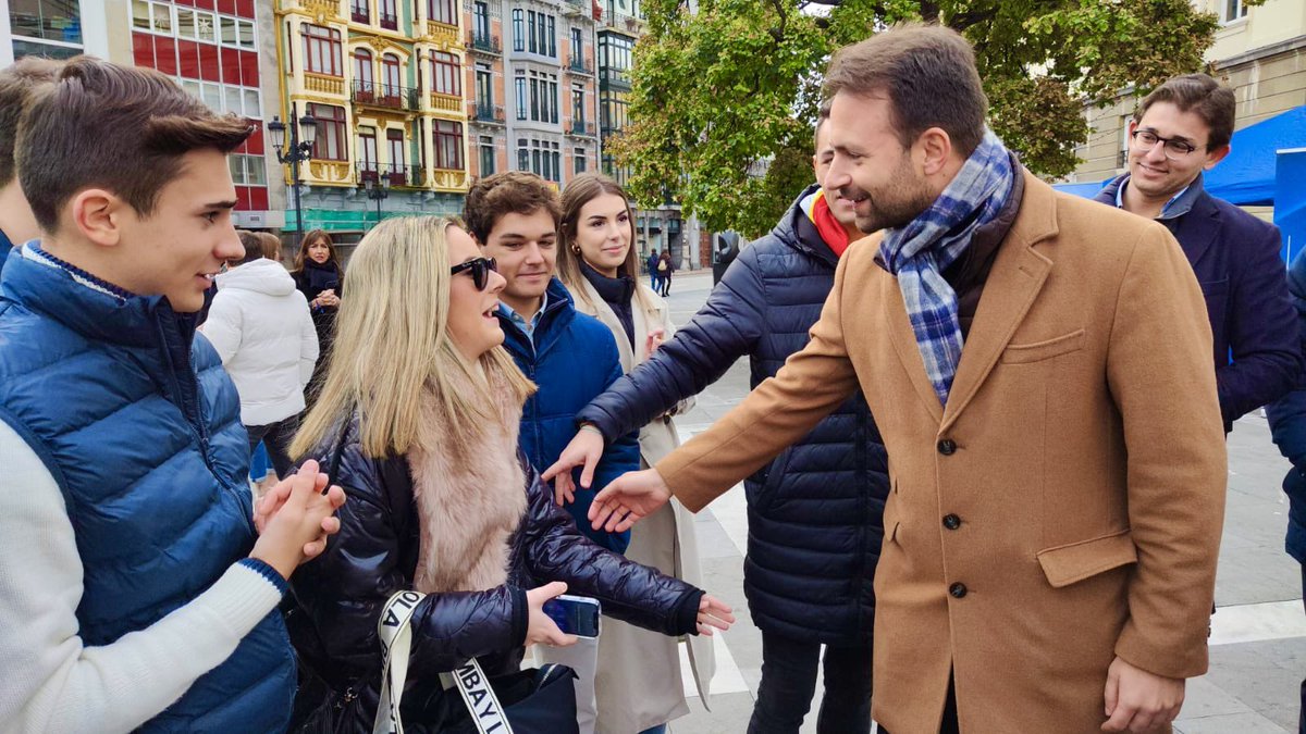 Hoy celebramos el #DiadelaConstitucion: garantía de convivencia, libertad e igualdad entre españoles.

Hemos salido a la calle a compartir este aniversario de nuestra Constitución con todos los asturianos, en un acto organizado por nuestros jóvenes de @nnggAsturias