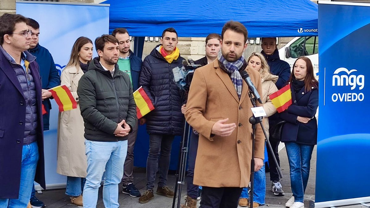 AlvaroQueipo's tweet photo. Hoy celebramos el #DiadelaConstitucion: garantía de convivencia, libertad e igualdad entre españoles.

Hemos salido a la calle a compartir este aniversario de nuestra Constitución con todos los asturianos, en un acto organizado por nuestros jóvenes de @nnggAsturias https://t.co/46FXiydWZW