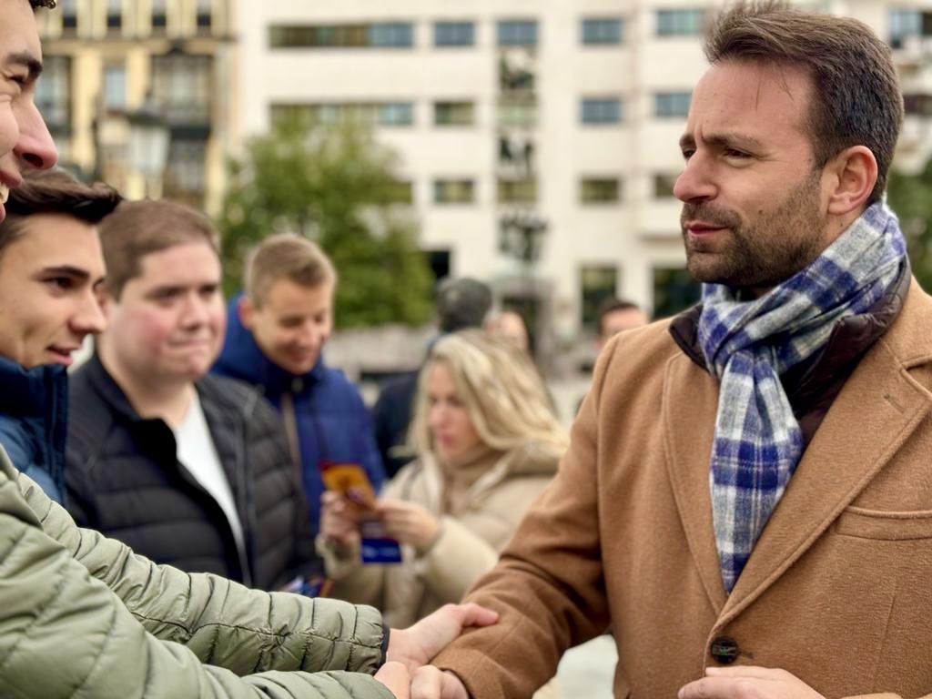 AlvaroQueipo's tweet photo. Hoy celebramos el #DiadelaConstitucion: garantía de convivencia, libertad e igualdad entre españoles.

Hemos salido a la calle a compartir este aniversario de nuestra Constitución con todos los asturianos, en un acto organizado por nuestros jóvenes de @nnggAsturias https://t.co/46FXiydWZW