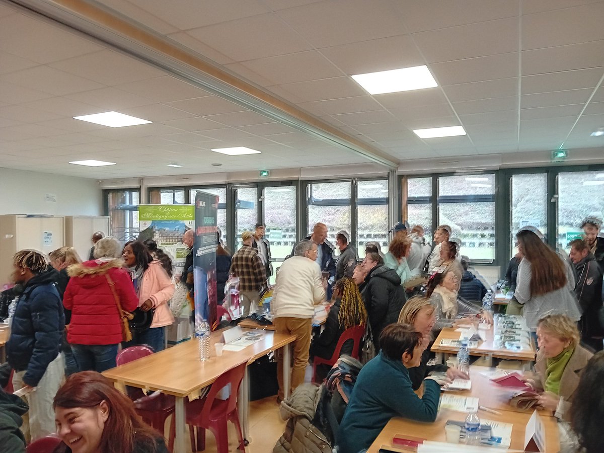 GaelleTure's tweet photo. Grosse affluence au job dating de chatillon sur seine. #emploi https://t.co/2B1lw0JguG