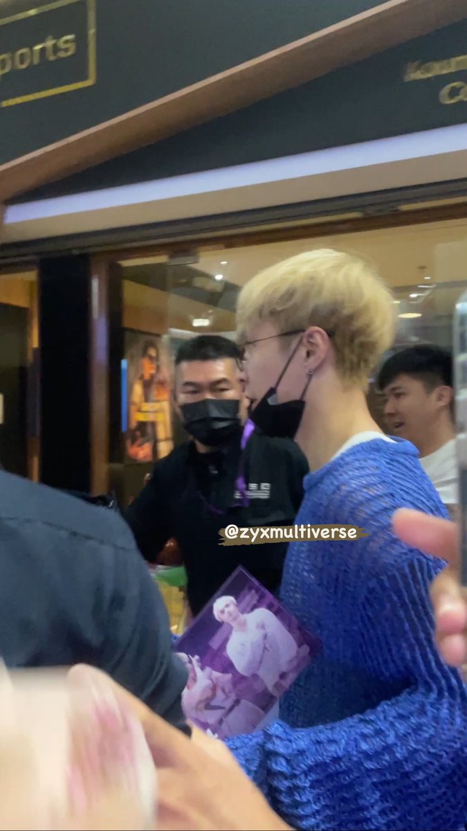 zyxmultiverse's tweet photo. still can’t process that I saw yixing after 1 year and I was this close to him woah

Please enjoy your stay at Malaysia and have fun tomorrow @layzhang! 
#WelcomeBackMYLAY 🇲🇾💜✨ https://t.co/ga3BzBwKiF