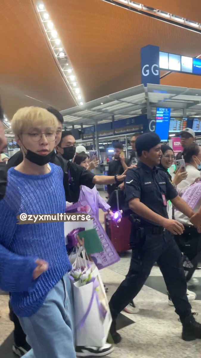zyxmultiverse's tweet photo. still can’t process that I saw yixing after 1 year and I was this close to him woah

Please enjoy your stay at Malaysia and have fun tomorrow @layzhang! 
#WelcomeBackMYLAY 🇲🇾💜✨ https://t.co/ga3BzBwKiF