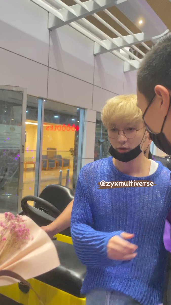 zyxmultiverse's tweet photo. still can’t process that I saw yixing after 1 year and I was this close to him woah

Please enjoy your stay at Malaysia and have fun tomorrow @layzhang! 
#WelcomeBackMYLAY 🇲🇾💜✨ https://t.co/ga3BzBwKiF