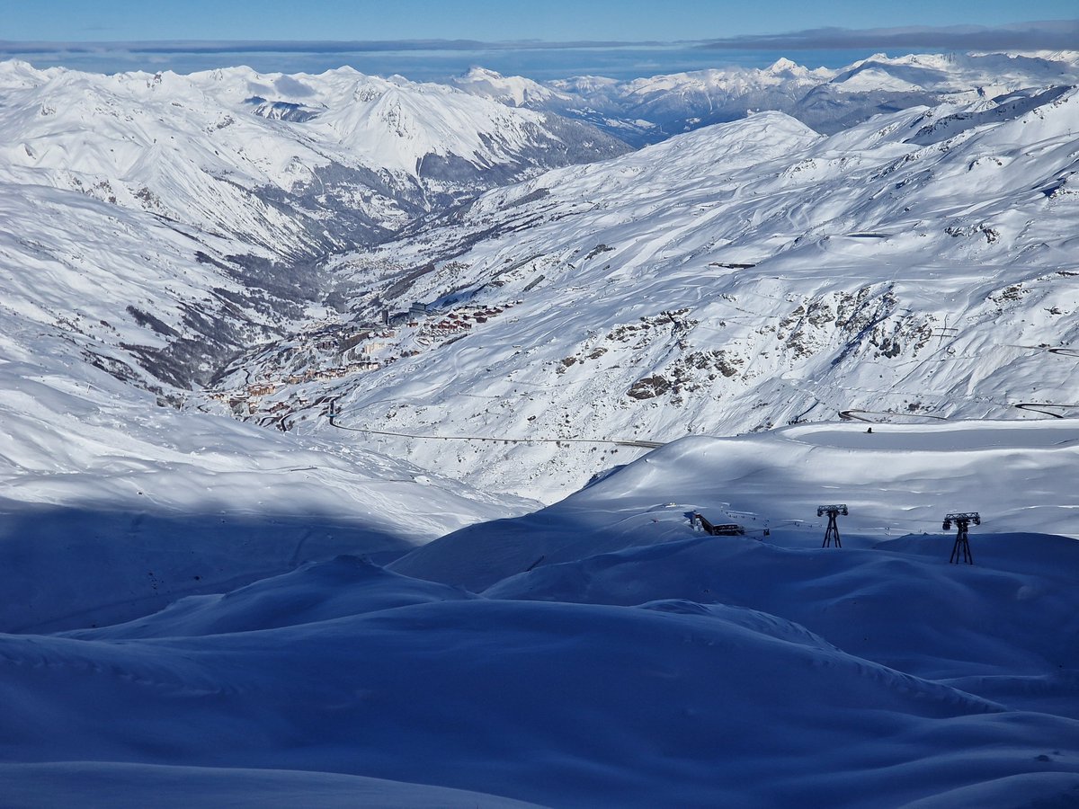 Un any més... Brutal @Val_Tho !! Avui ens hem llevat amb -13°C a la base 2300m i fregant els -20°C al cim Caron 3200m! Dia de bandera!  #3vallees #valthorens #meribel #corchevel