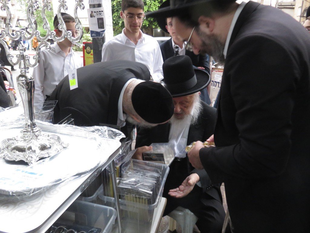degel95386's tweet photo. מצוה בו יותר מבשלוחו:
מרן ראש הישיבה הגרב"ד פוברסקי שליט"א רוכש את צרכי החנוכיה. https://t.co/NOPBvCypnK