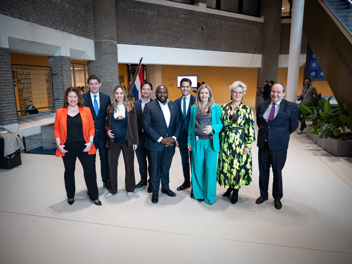 De nieuwe fractie van D66 is vandaag beëdigd en kan aan de slag! Voor het onderwijs, het klimaat en een eerlijke economie. De taakverdeling is rond. Dit zijn de nieuwe woordvoerders en hun onderwerpen:👇🏽