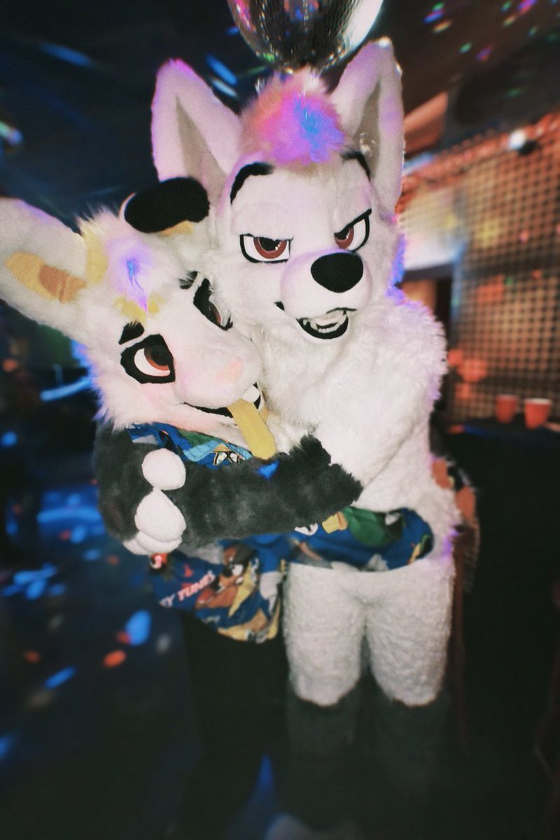 a memory from my bunday party 🎉 this year.

I had the privilege of having <a href="/Tari_Trash/">TariTrash</a> around and he captured me with hugs 💛 he’s an absolute cutie!