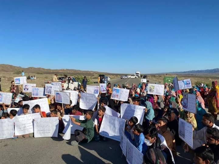 RCPBalochistan's tweet image. اور ہم مطالبہ کرتے ہیں کہ تربت احتجاجی دھرنے کے تمام مطالبات کو فی الفور تسلیم کیا جائے اور جبری کمشیدگیوں کے سلسلے کو مکمل طور پر ختم کرتے ہوئے تمام لاپتا افراد کو بازیاب کرایا جائے۔ 
#LongLiveResistance 
#EndEnforcedDisappearances 
#DownWithStateRepression