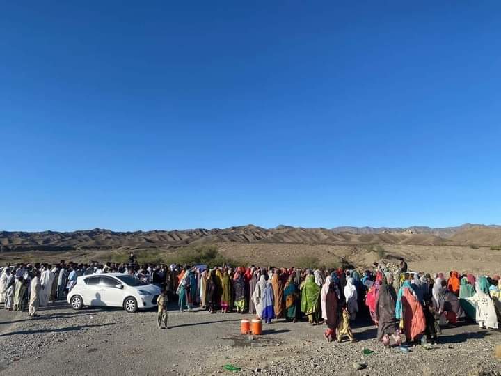 RCPBalochistan's tweet image. اور ہم مطالبہ کرتے ہیں کہ تربت احتجاجی دھرنے کے تمام مطالبات کو فی الفور تسلیم کیا جائے اور جبری کمشیدگیوں کے سلسلے کو مکمل طور پر ختم کرتے ہوئے تمام لاپتا افراد کو بازیاب کرایا جائے۔ 
#LongLiveResistance 
#EndEnforcedDisappearances 
#DownWithStateRepression