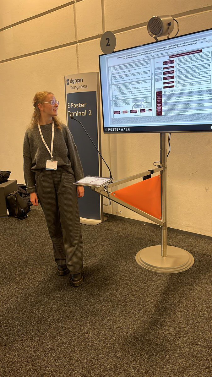 #throwback • Isabelle Thurmann, Psychotherapeutin in Ausbildung #PiA an der #SFUBerlin, stellt beim #DGPPN ihre Delphi Befragung als Poster zum Thema Indikation und Kontraindikation videobasierter #Psychotherapie vor. #Psychotherapiewissenschaft